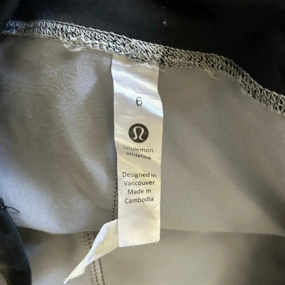 Lululemon black abstract cropped legging size 6 mesh bottom - Picture 7 of 8